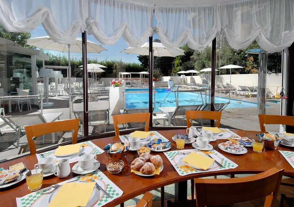 Hotel Pacific カットーリカ エクステリア 写真